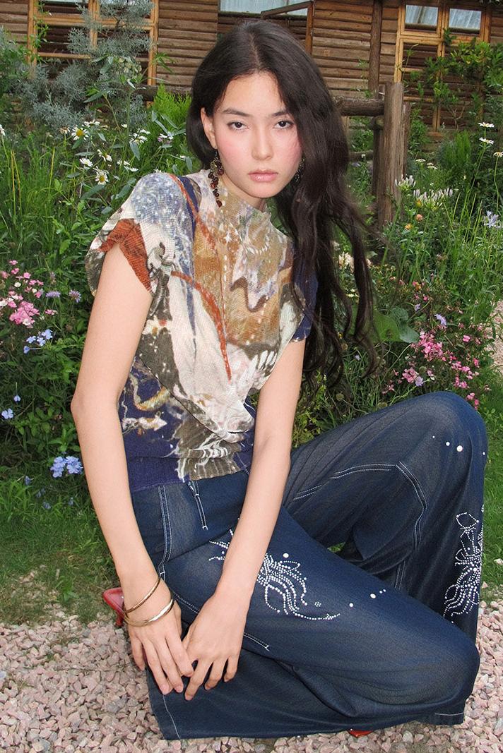 "Crane Guide" Mountain & Sea Print Pleated Stretch Top