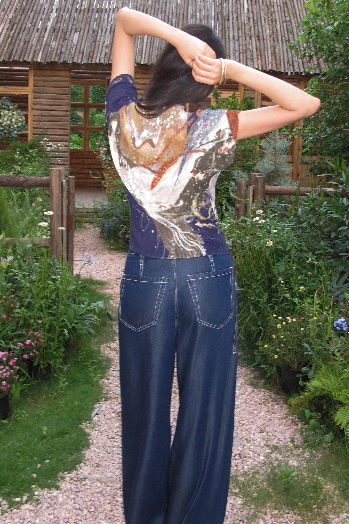 "Crane Guide" Mountain & Sea Print Pleated Stretch Top