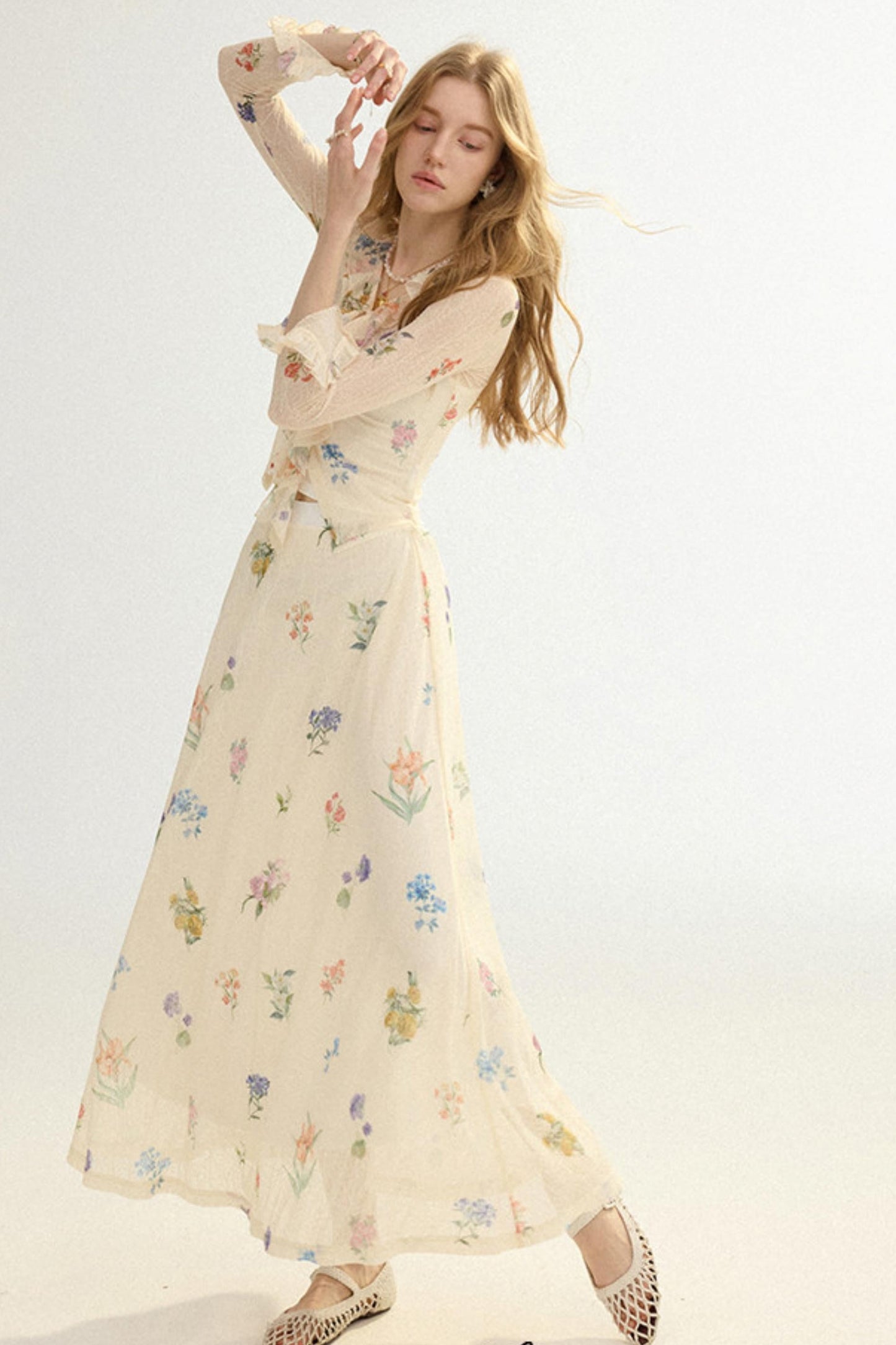 Woman wearing a floral dress on a white background with 'Sinephen' branding.